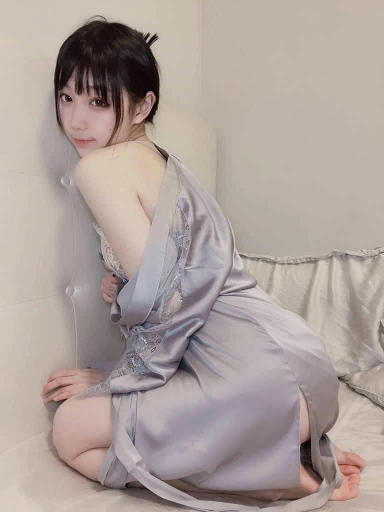 周叽是可爱兔兔《今夕何夕睡袍》主题写真：9张全套美图