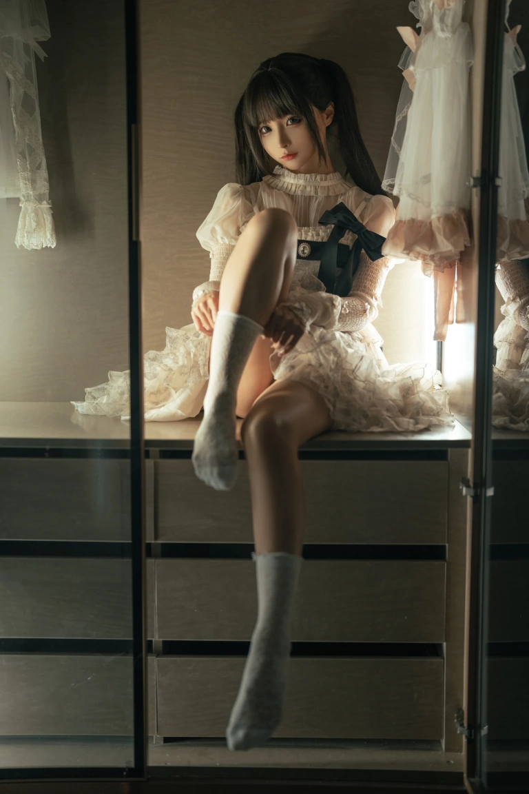 蠢沫沫《柜中她》主题写真：9张全套美图