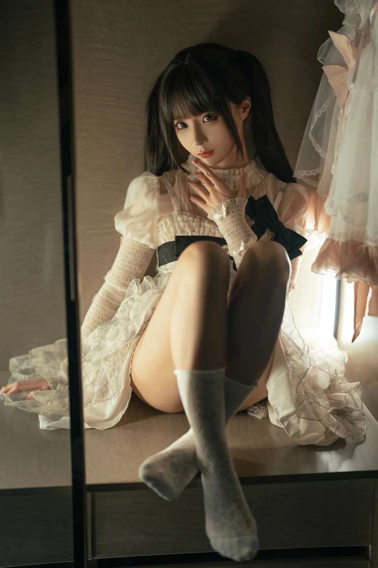 蠢沫沫《柜中她》主题写真：9张全套美图