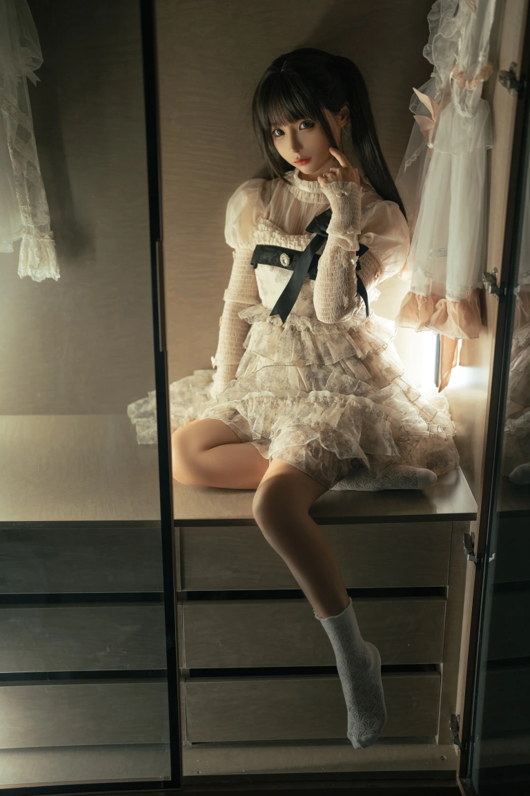 蠢沫沫《柜中她》主题写真：9张全套美图