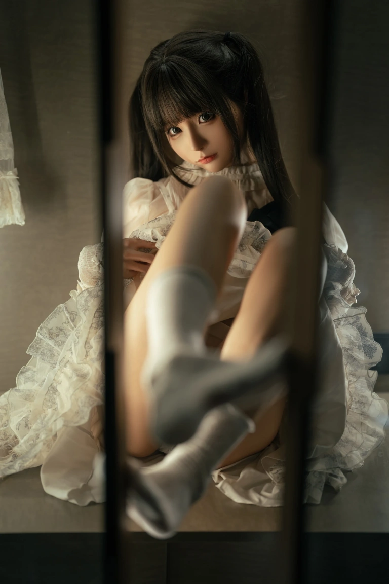 蠢沫沫《柜中她》主题写真：9张全套美图