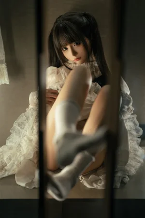 蠢沫沫《柜中她》主题写真：9张全套美图