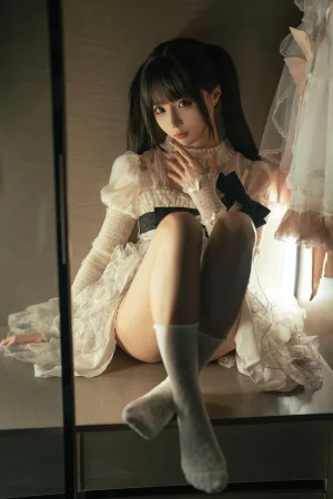 蠢沫沫《柜中她》主题写真：9张全套美图