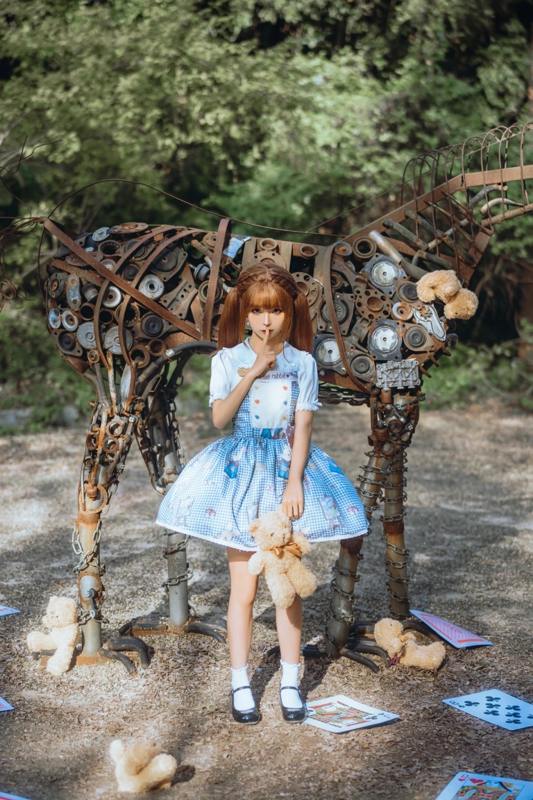 蠢沫沫《人偶》主题写真：16张全套美图
