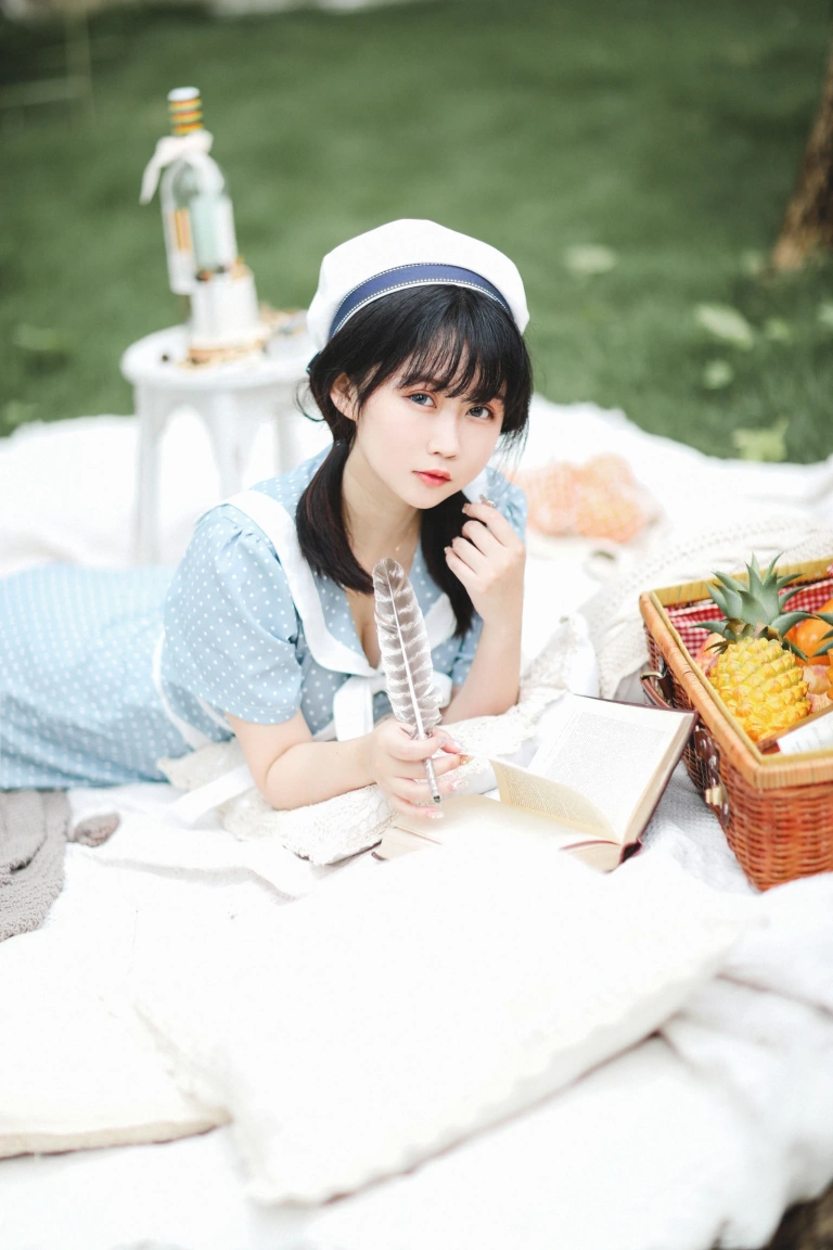 依酱《私人拍摄图》主题写真：30张全套美图