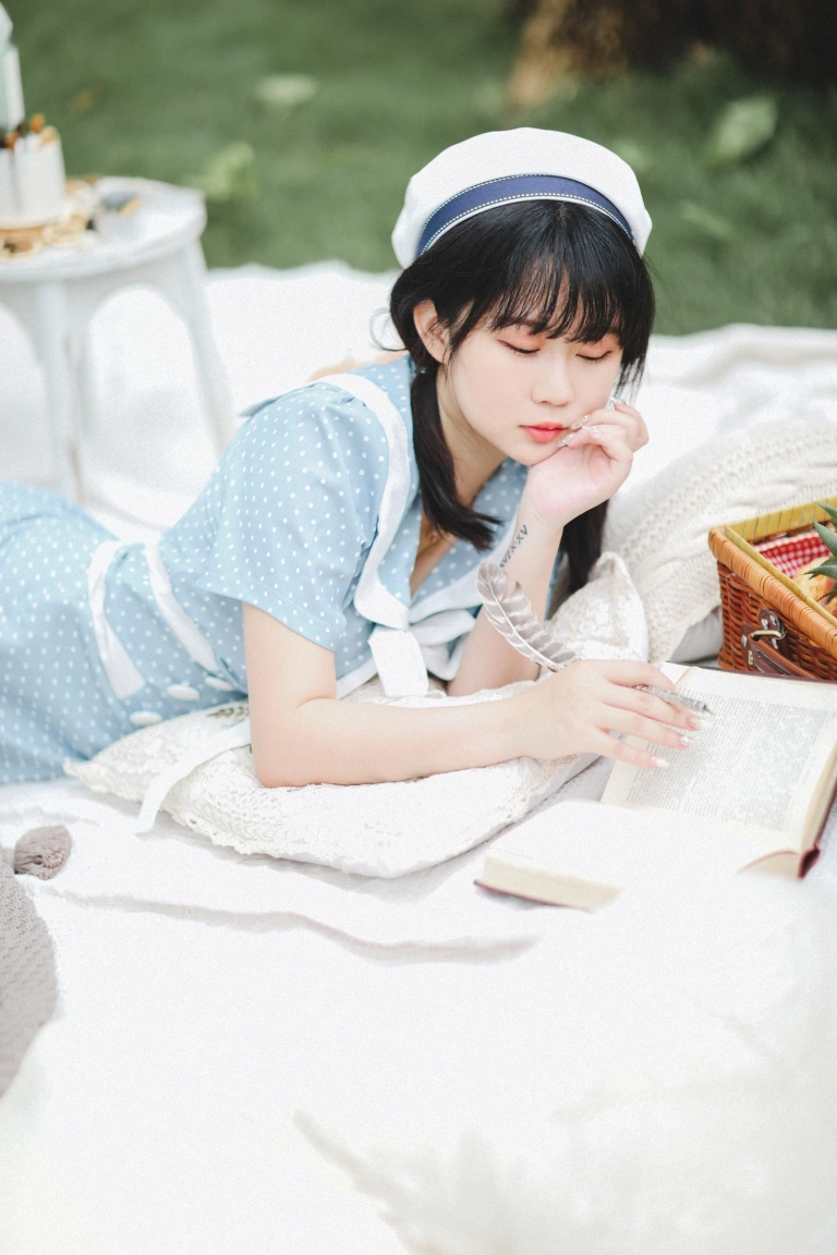 依酱《私人拍摄图》主题写真：30张全套美图