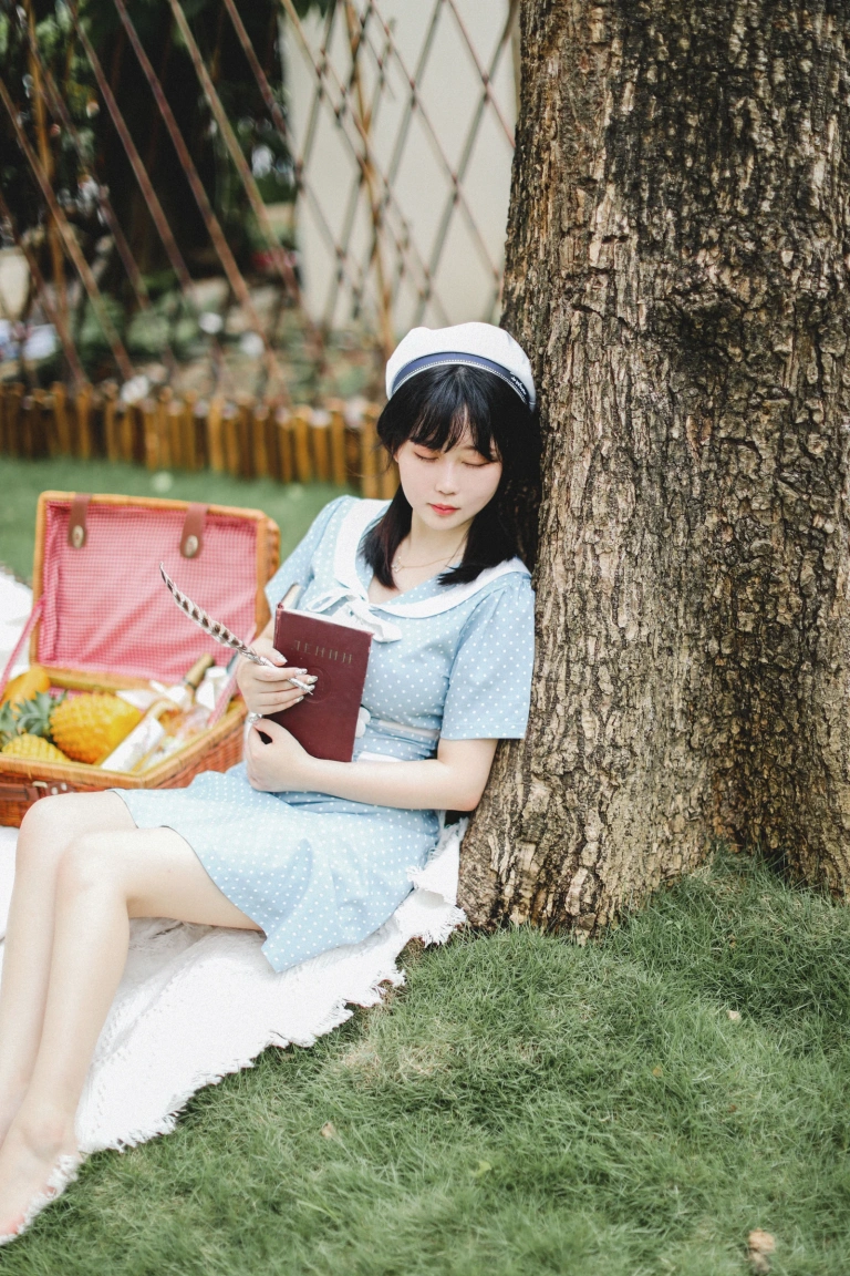 依酱《私人拍摄图》主题写真：30张全套美图