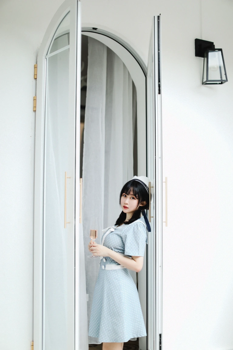依酱《私人拍摄图》主题写真：30张全套美图
