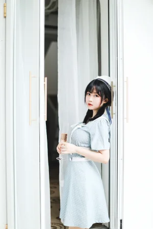 依酱《私人拍摄图》主题写真：30张全套美图