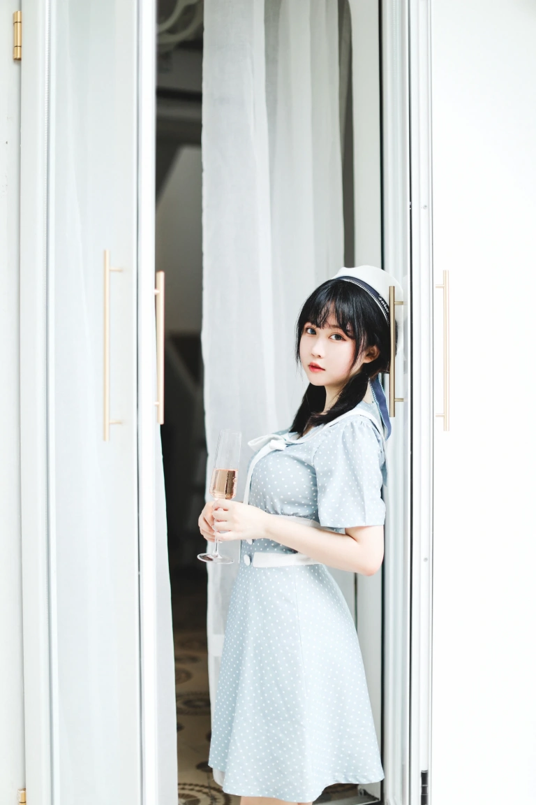 依酱《私人拍摄图》主题写真：30张全套美图