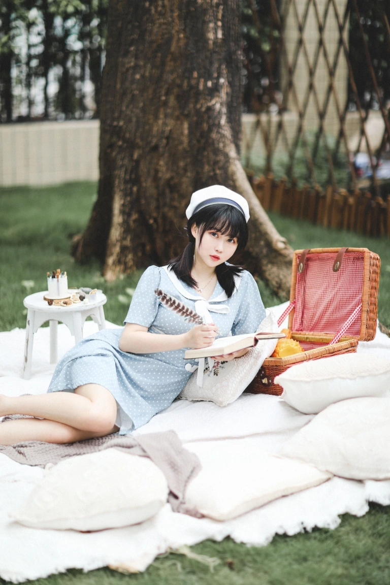 依酱《私人拍摄图》主题写真：30张全套美图