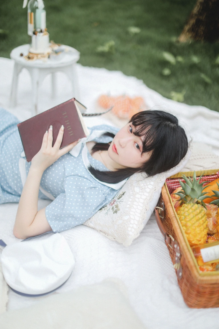 依酱《私人拍摄图》主题写真：30张全套美图