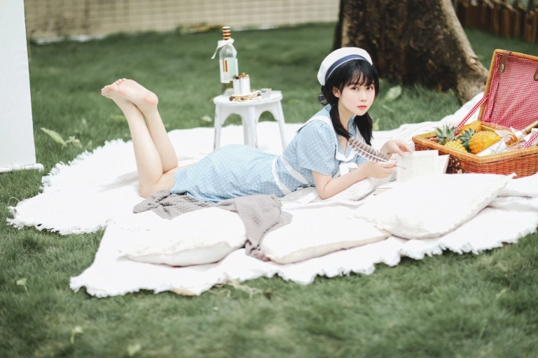 依酱《私人拍摄图》主题写真：30张全套美图