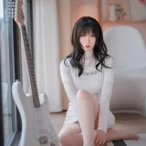 轩萧学姐《NO.25 – 吉他妹妹肉丝套》主题写真：61张全套美图