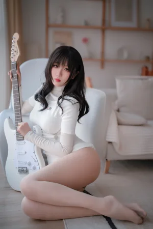 轩萧学姐《NO.25 – 吉他妹妹肉丝套》主题写真：61张全套美图