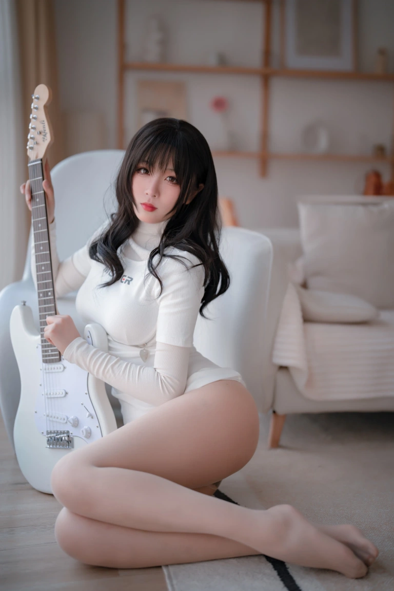 轩萧学姐《NO.25 – 吉他妹妹肉丝套》主题写真：61张全套美图