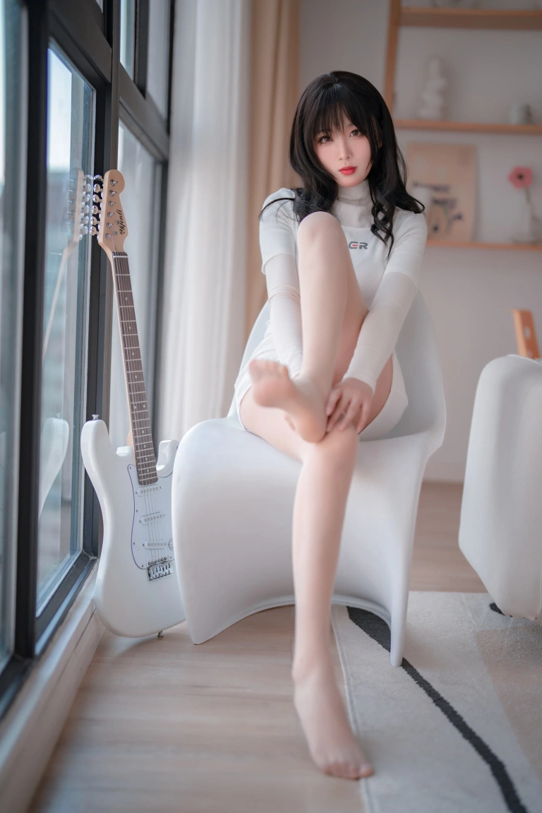 轩萧学姐《NO.25 – 吉他妹妹肉丝套》主题写真：61张全套美图