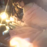 蠢沫沫《是谁照亮了她》主题写真：15张全套美图