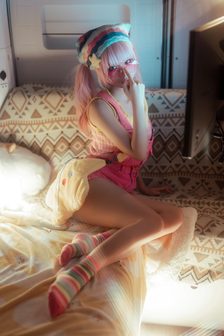 蠢沫沫《二月T3订阅《烟》主题写真：66张全套美图