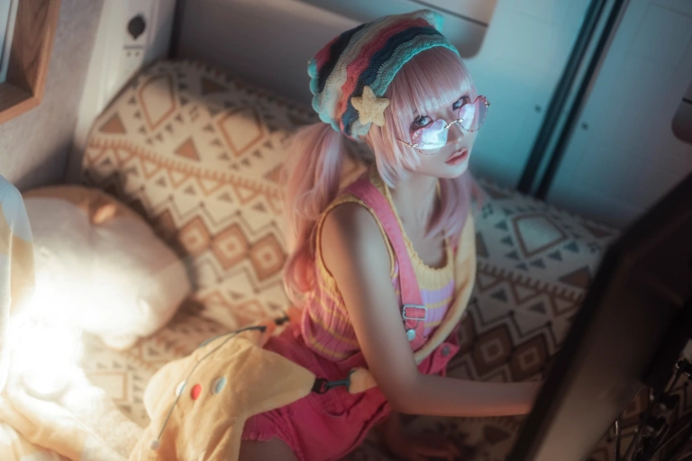蠢沫沫《二月T3订阅《烟》主题写真：66张全套美图