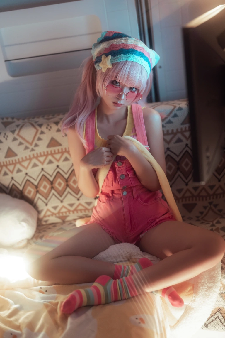 蠢沫沫《二月T3订阅《烟》主题写真：66张全套美图