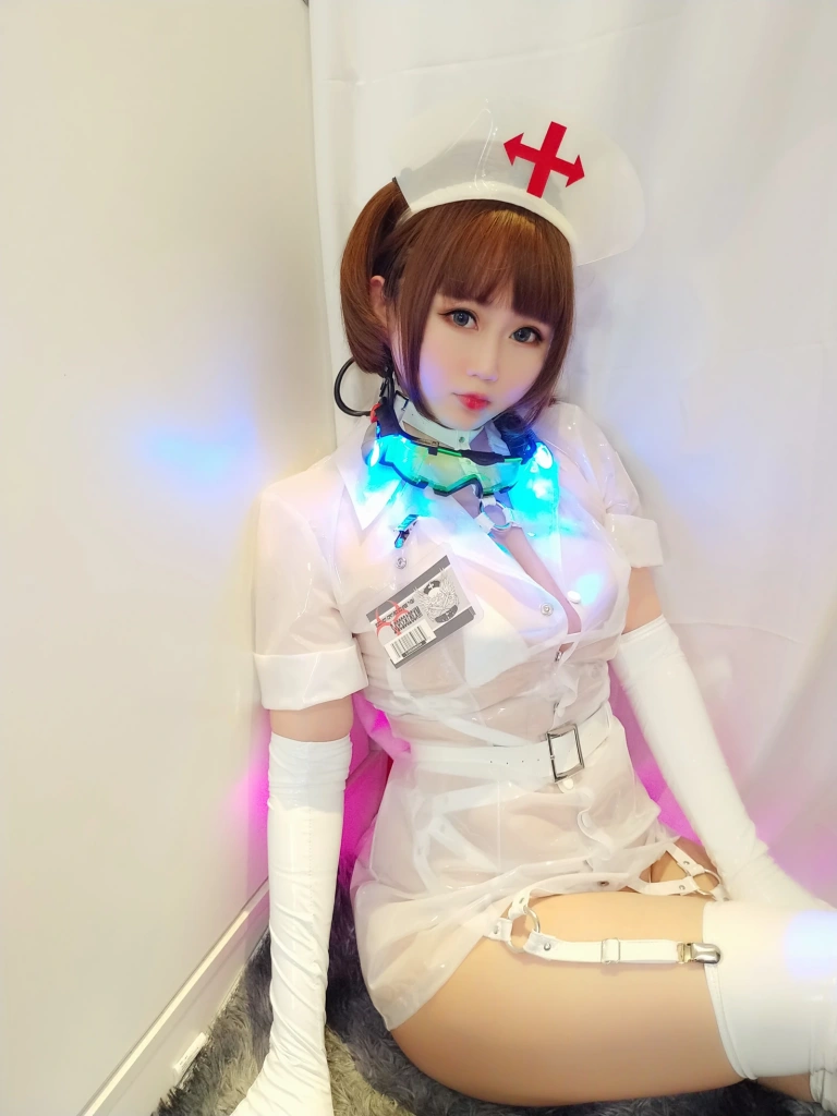 依酱《专属护士》主题写真：38张全套美图