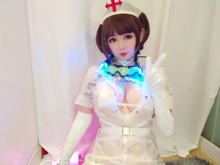 依酱《专属护士》主题写真：38张全套美图