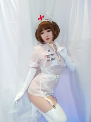 依酱《专属护士》主题写真：38张全套美图