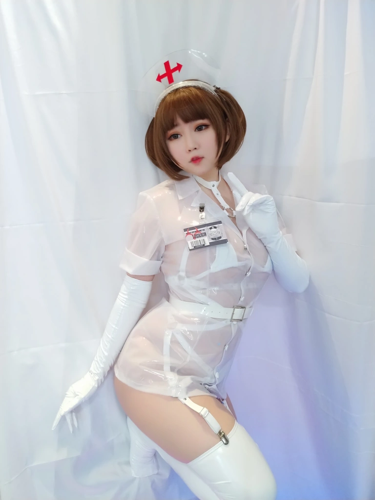 依酱《专属护士》主题写真：38张全套美图