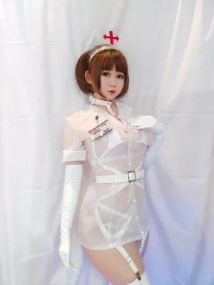 依酱《专属护士》主题写真：38张全套美图