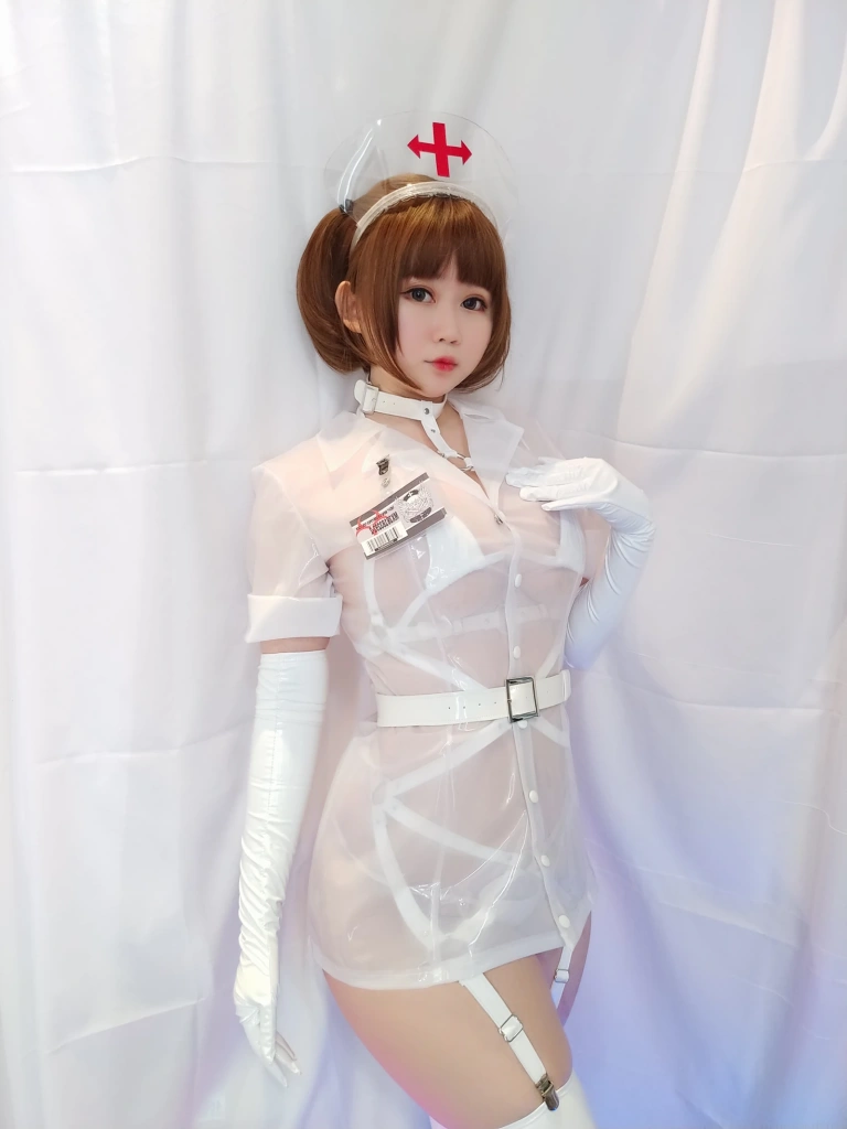 依酱《专属护士》主题写真：38张全套美图