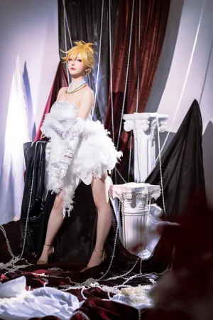 星之迟迟《2024年07月计划A 吊带袜天使 潘迪礼服》主题写真：45张全套美图，含1个视频
