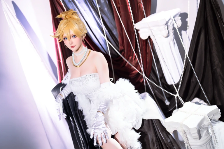 星之迟迟《2024年07月计划A 吊带袜天使 潘迪礼服》主题写真：45张全套美图，含1个视频