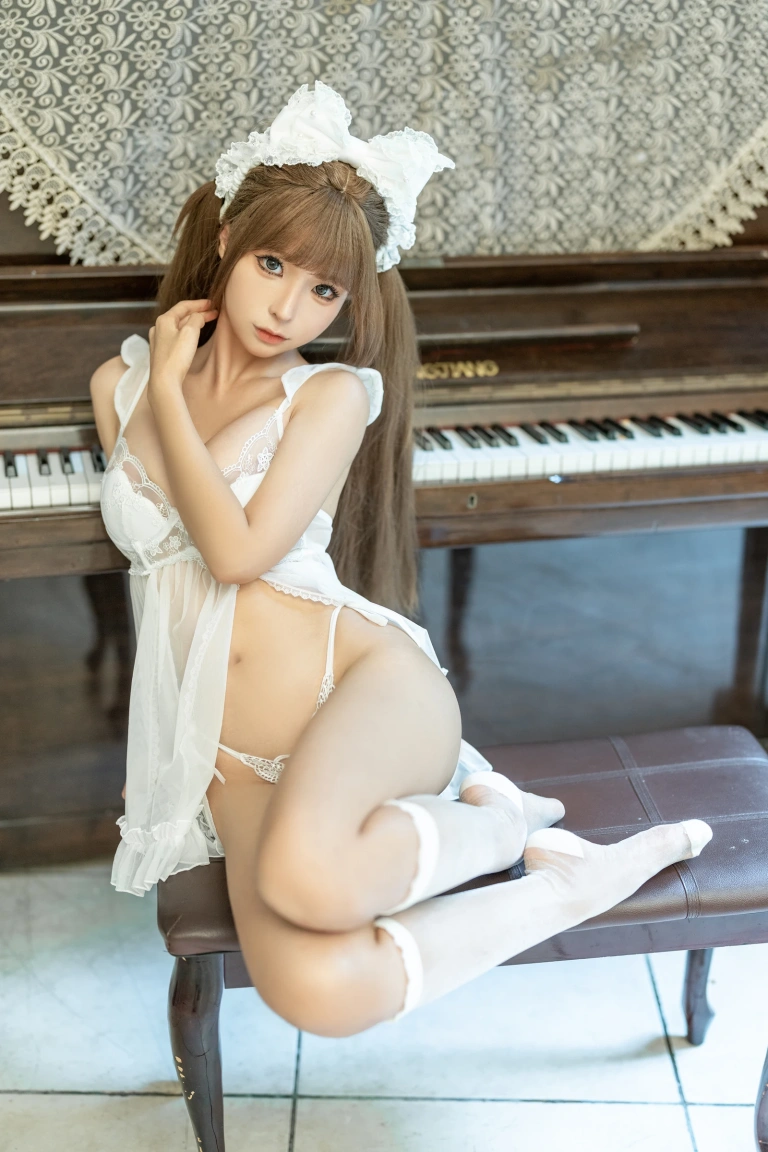 蠢沫沫《三月T1订阅《白娇妻》》主题写真：47张全套美图