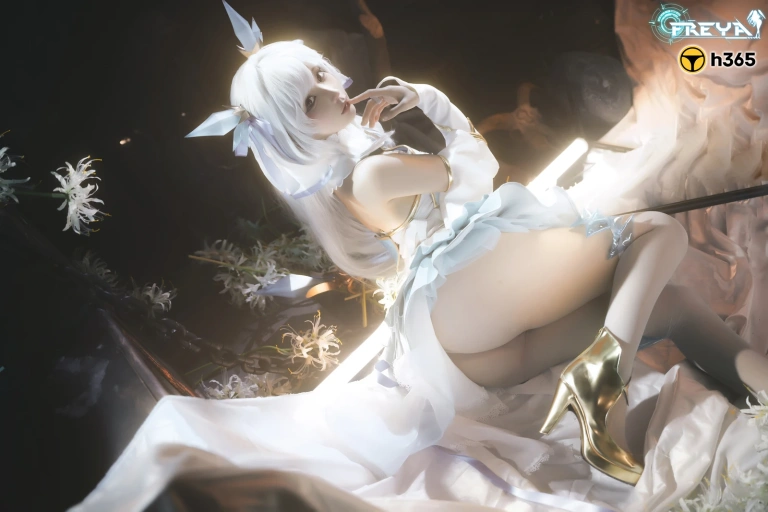 蠢沫沫《三月T3订阅《萝姬改》》主题写真：14张全套美图