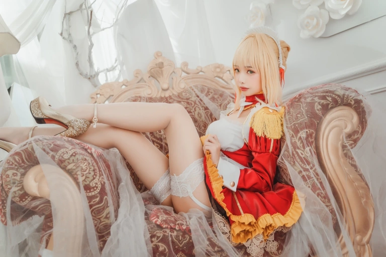雯仔不讲道理《尼禄女仆》主题写真：20张全套美图