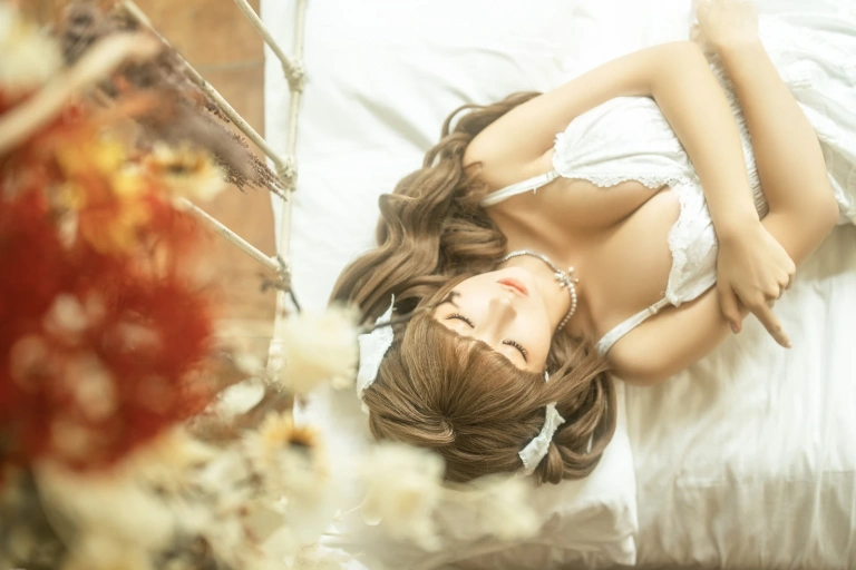 蠢沫沫《三月T3订阅《花床》》主题写真：34张全套美图