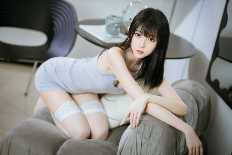 许岚《白丝蓝裙》主题写真：32张全套美图