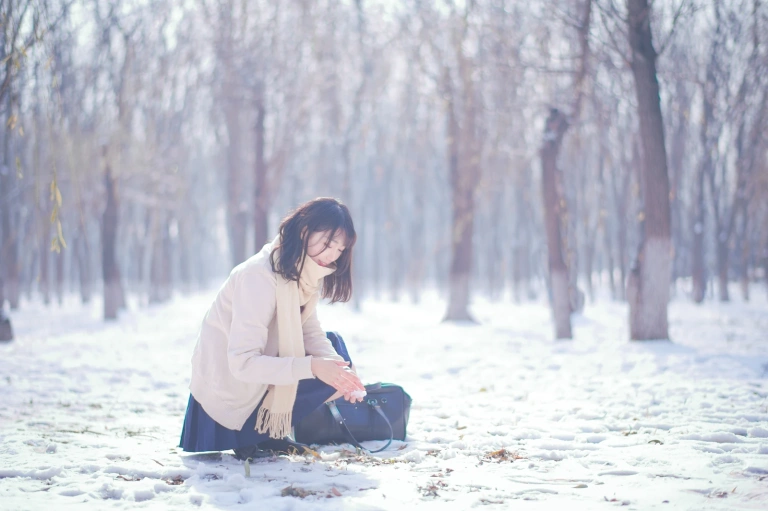 周叽是可爱兔兔《雪景jk》主题写真：15张全套美图