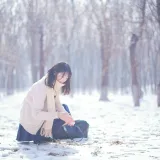 周叽是可爱兔兔《雪景jk》主题写真：15张全套美图