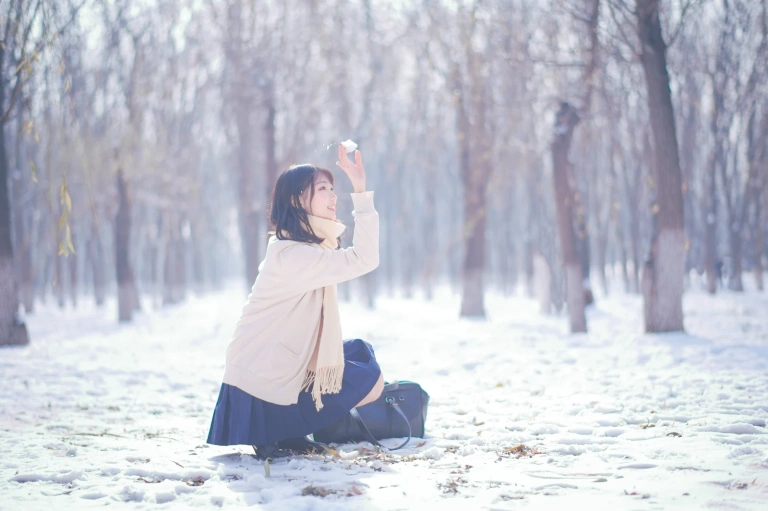 周叽是可爱兔兔《雪景jk》主题写真：15张全套美图