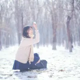 周叽是可爱兔兔《雪景jk》主题写真：15张全套美图