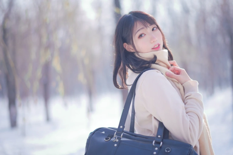 周叽是可爱兔兔《雪景jk》主题写真：15张全套美图