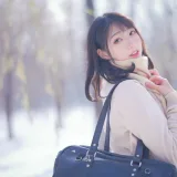 周叽是可爱兔兔《雪景jk》主题写真：15张全套美图
