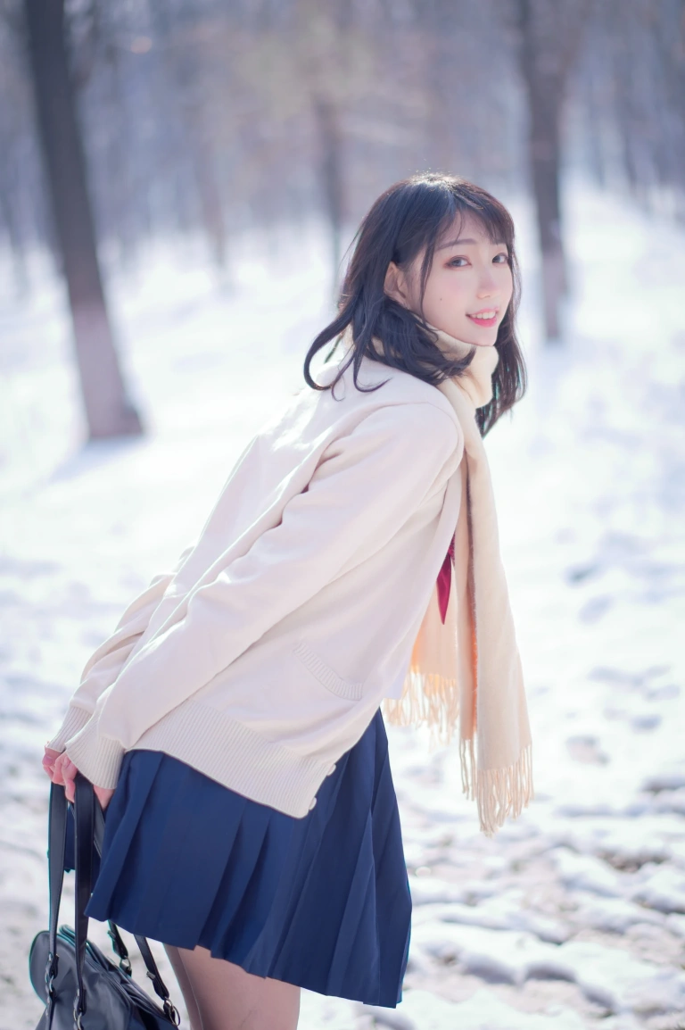 周叽是可爱兔兔《雪景jk》主题写真：15张全套美图