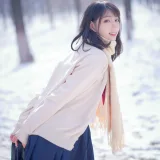 周叽是可爱兔兔《雪景jk》主题写真：15张全套美图