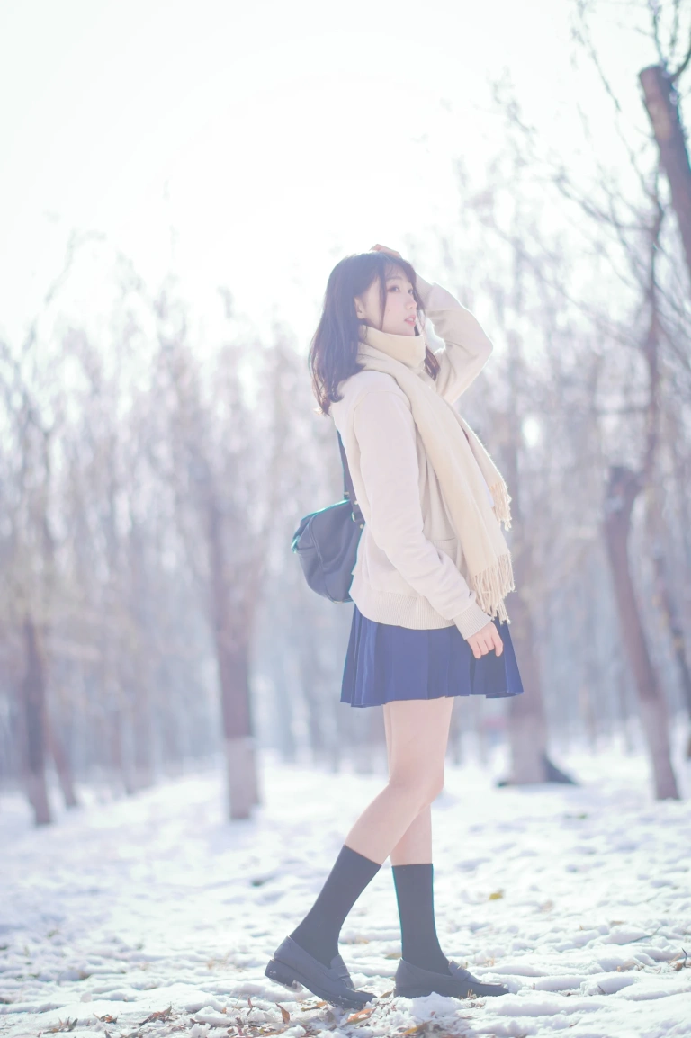 周叽是可爱兔兔《雪景jk》主题写真：15张全套美图