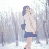 周叽是可爱兔兔《雪景jk》主题写真：15张全套美图