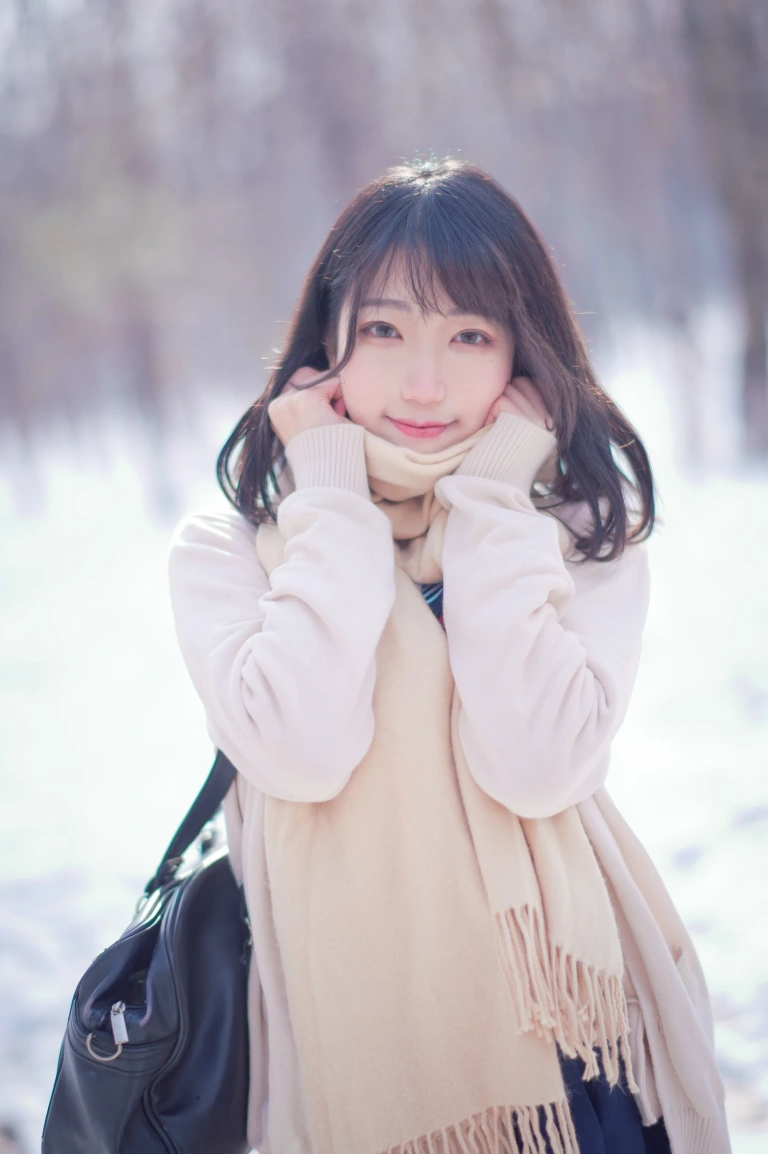 周叽是可爱兔兔《雪景jk》主题写真：15张全套美图