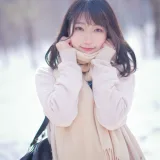 周叽是可爱兔兔《雪景jk》主题写真：15张全套美图